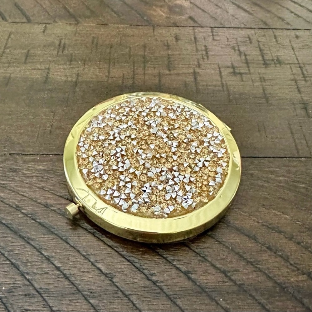 Beautiful compact mirror with double sided magnification!